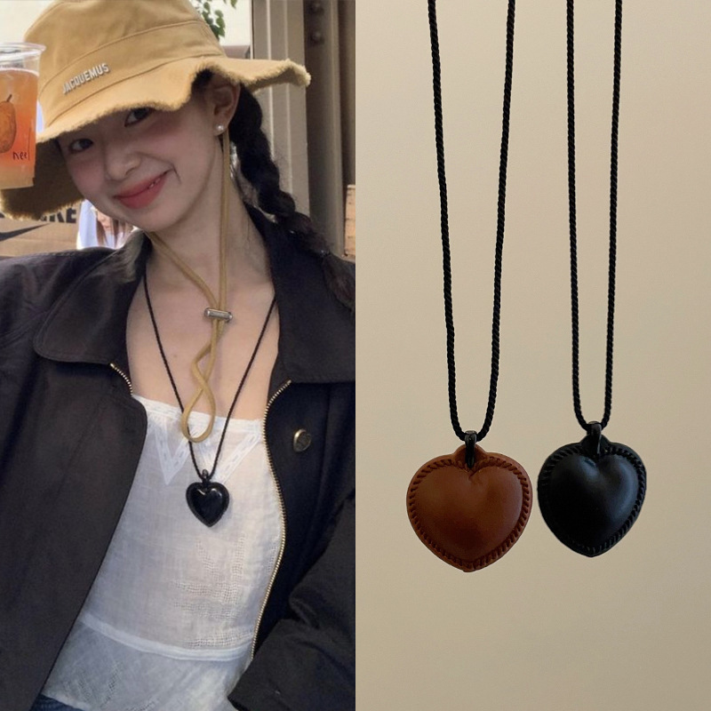 fever's same style leather three-dimensional heart-shaped woven rope necklace for women, in an ins style, fashionable and versatile necklace and collarbone chain full figure