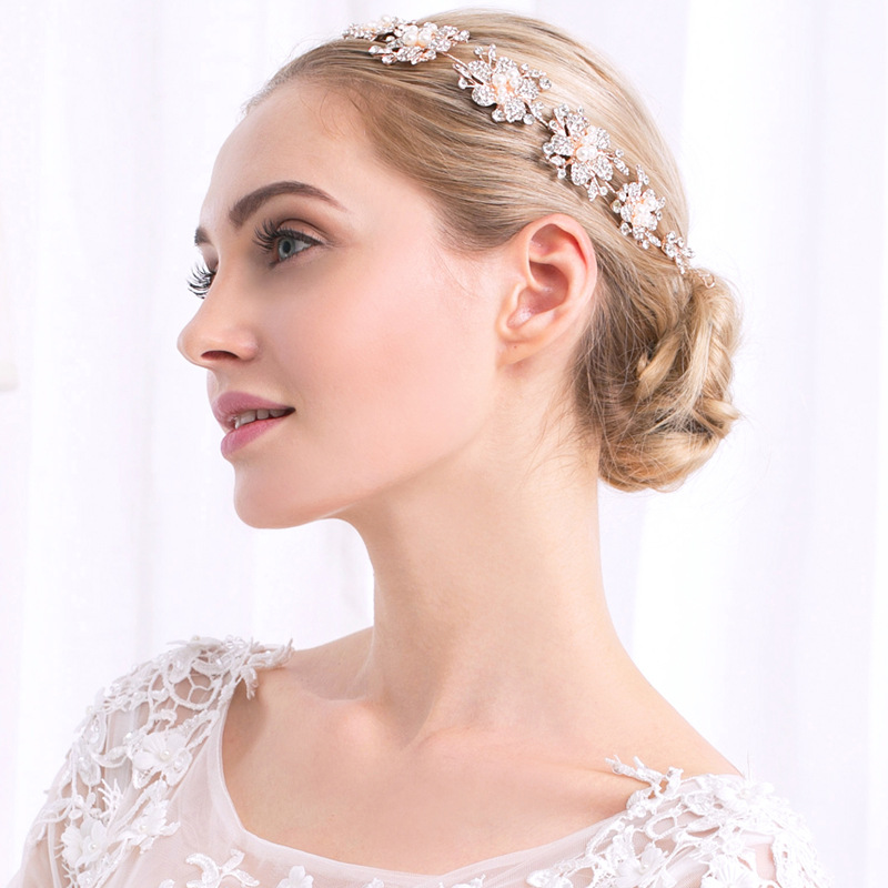 Rose blonde hair bands with floral designs are popular in Europe and America. They are versatile bridal hair bands and high-end accessories. Wholesale of headwear details Picture
