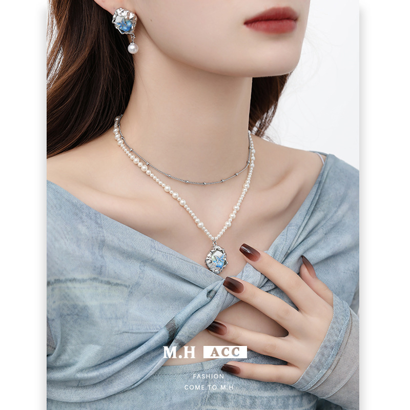 High-end pearl necklace, niche design, blue and green gradient butterfly sweater chain, women's light luxury style, autumn and winter resin pendant full figure