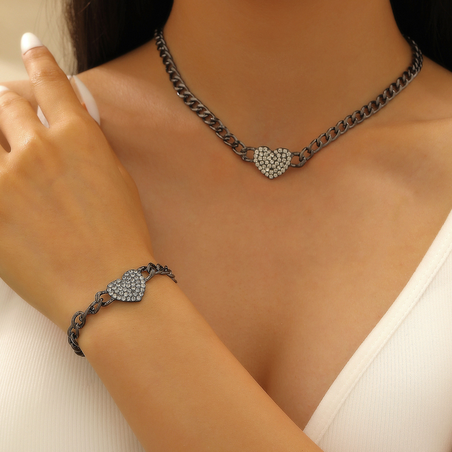 French retro fashion commuting diamond-encrusted heart-shaped bracelet necklace set for women, Korean style, full diamond heart-shaped collarbone chain details Picture