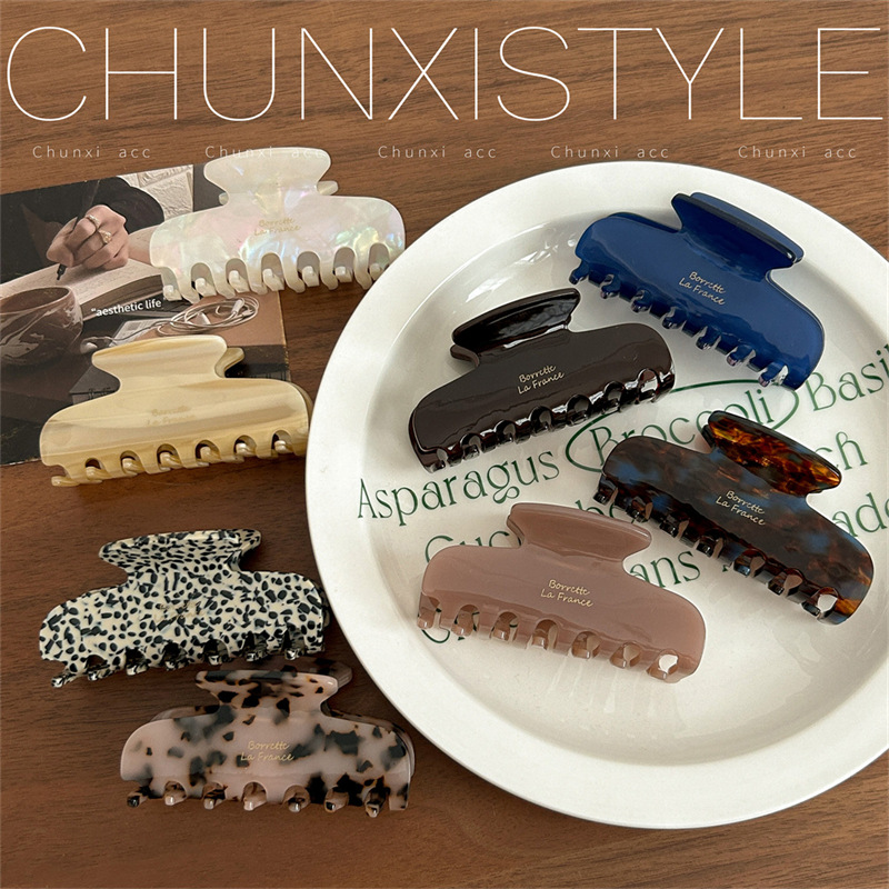 The new 2024 high-end autumn and winter style of the French acetate hairpin for women, featuring a wavy, grabber and shark clip hair accessory Specification drawing