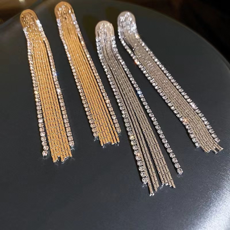 Light luxury high-end metallic long tassel stud earrings for women, trendy and stylish in Instagram, versatile and fashionable, with a unique design sense Application Scenario