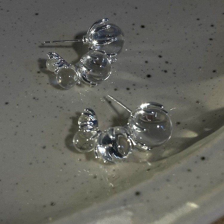Unique ice-transparent beaded earrings with a niche design sense, high-end stud earrings for women, simple and elegant, cold style earrings, fashionable full figure