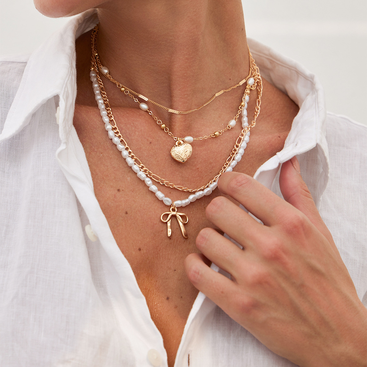 European and American cross-border jewelry, fashionable multi-layer bow heart-shaped pendant, metal necklace, niche pearl beaded necklace details Picture