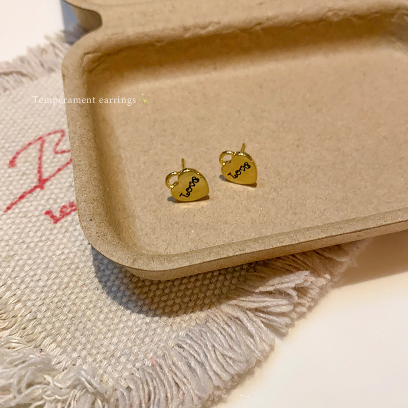 The frosted letter stud earrings from Dongdaemun, South Korea, are simple and fashionable metal heart-shaped earrings with a versatile design Specification drawing