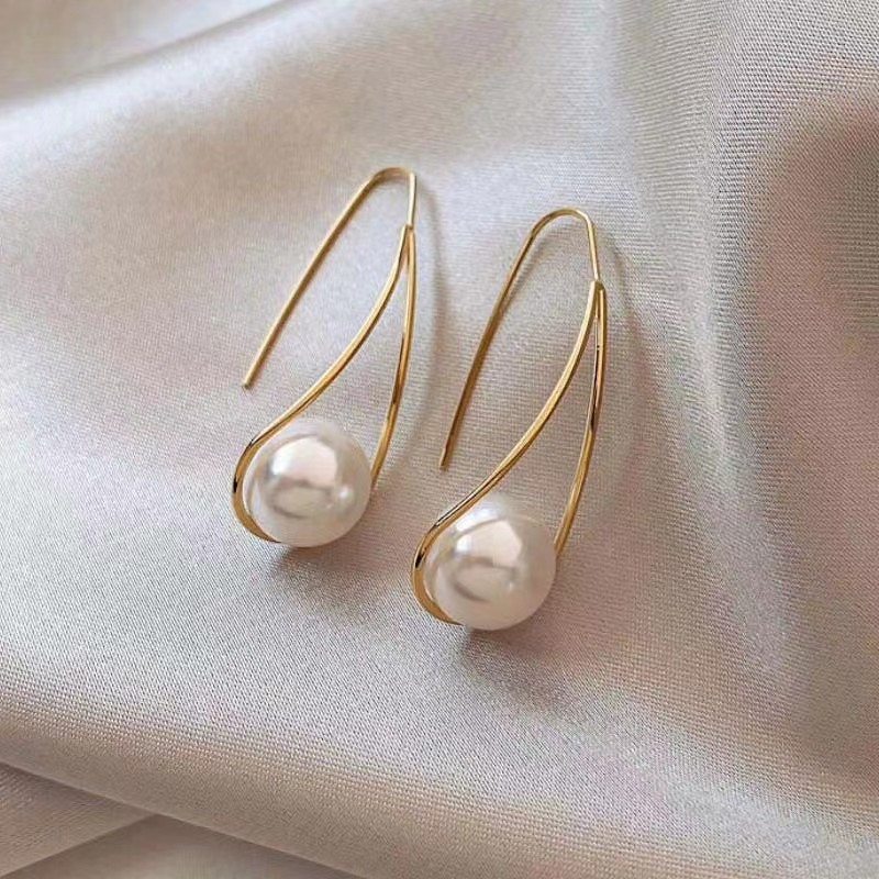 Simple metal pearl earrings, a retro and elegant style for women, a grand and unique design for socialite, a new type of explosive earrings in 2025 details Picture