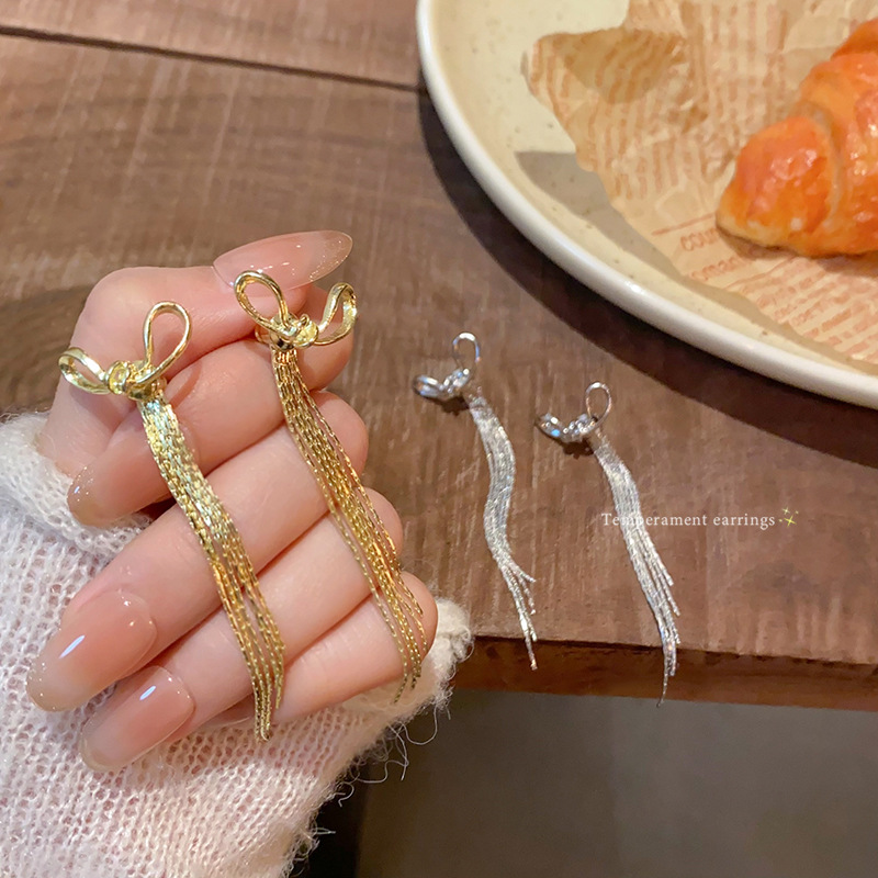 The light luxury bow tassel earrings exude a feminine charm and a high-end feel. The ear studs are unique and long. One piece, two pairs. Trendy earrings Specification drawing
