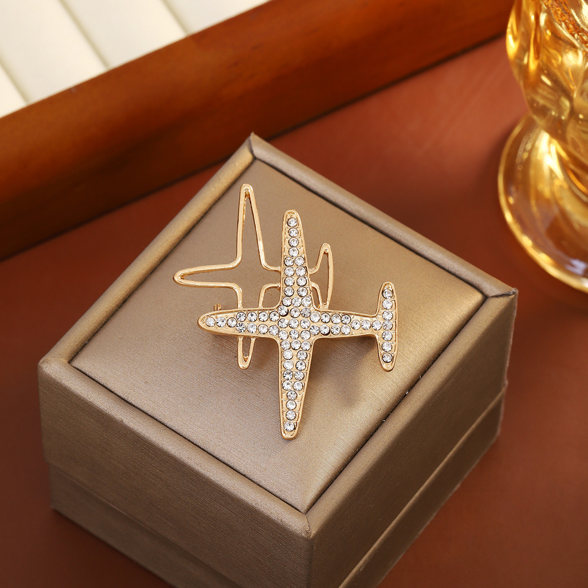 Creative full diamond double airplane hollowed-out trendy suit brooch, simple and versatile coat and overcoat brooch details Picture
