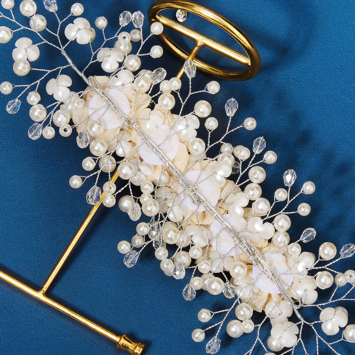 European and American retro bride's hair accessory, forest-themed beautiful floral handcrafted headband, Xiuhe ancient-style photo pressed hair pearl headband Application Scenario