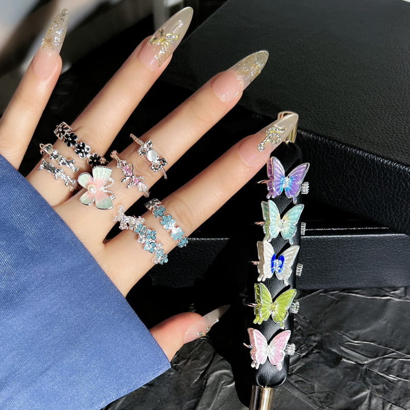 A new French summer ring with a fresh and light design sense, featuring a luxurious silver flower butterfly gradient enamel ring for women full figure