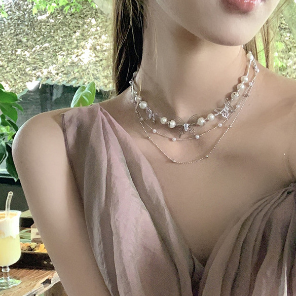 This trendy and cool tassel hollowed-out butterfly pearl necklace features a feminine and niche design. It is a fashionable and elegant collarbone chain accessory Specification drawing