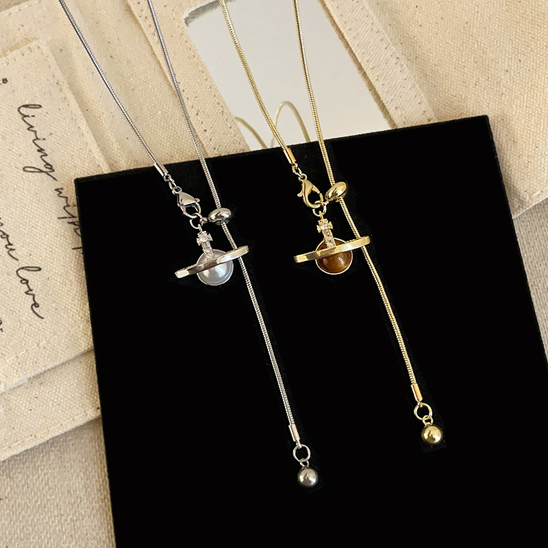 The pull-out three-dimensional planet necklace exudes a light luxury, fashionable and elegant charm. It's a versatile necklace for commuting and a sweater chain full figure