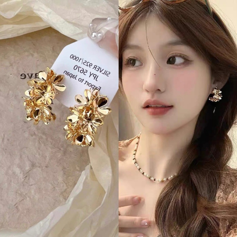 Golden flower C-shaped earrings for women, a new 2025 bestseller with a high-end feel. Metal stud earrings, retro and unique style full figure