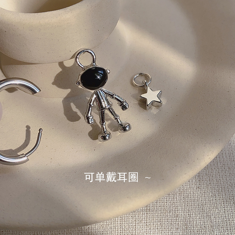 Korean retro and unique asymmetrical star astronaut earrings, cold and fashionable hip-hop stud earrings and earrings wholesale Specification drawing