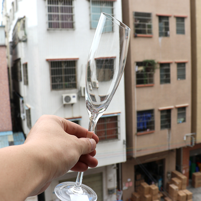 Handcrafted crystal glass champagne glasses, tall wine glasses, sparkling wine glasses, flute champagne glasses, slanted champagne glasses in stock Application Scenario