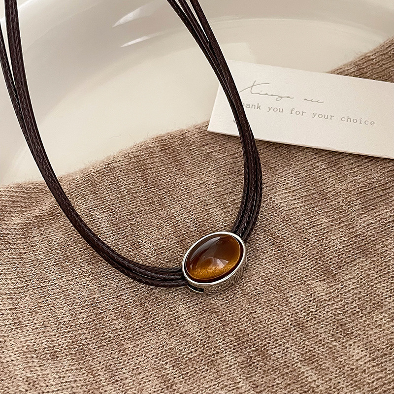 Tiger's eye leather beaded necklace for women's autumn and winter, with a retro and light luxury feel, is a niche and versatile choice. Maillard sweater chain trend details Picture
