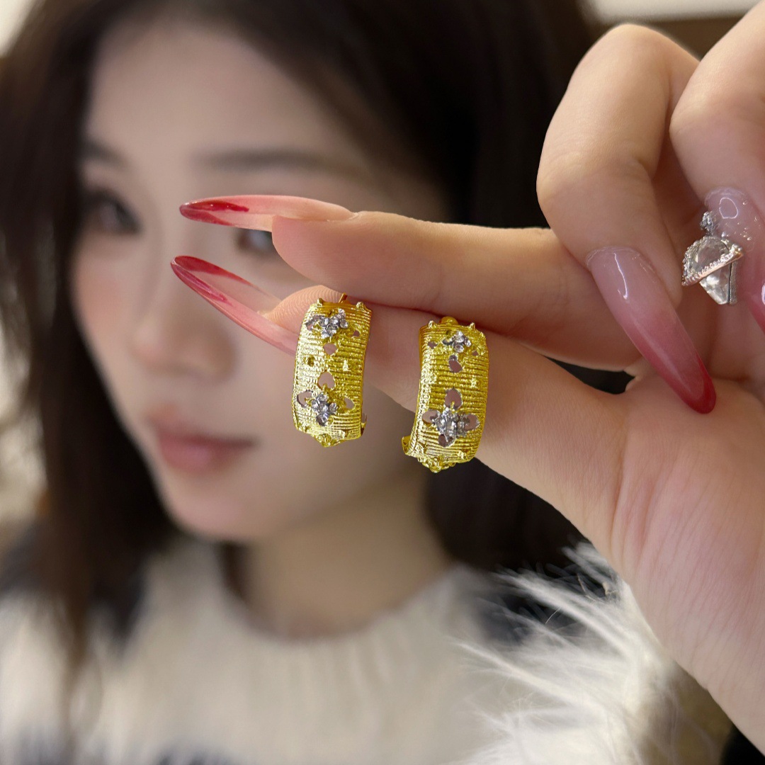 Brushed metal hollowed-out stud earrings exude a sense of sophistication and elegance for women. The silver stud earrings exude a refined and light luxury charm. New style of earrings in 2025 details Picture