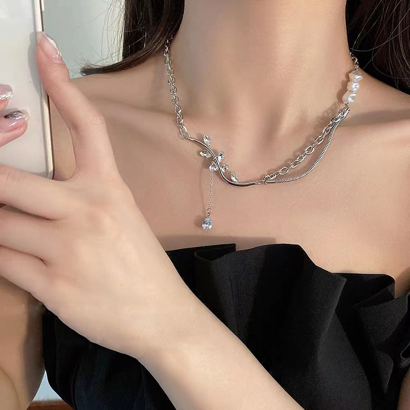 Freshwater pearl patchwork necklace, a light luxury and niche design accessory for women's summer, hip-hop hot girl titanium steel collarbone chain full figure