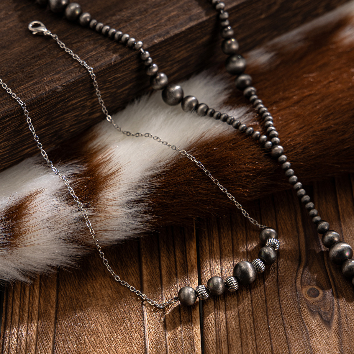 European and American cross-border jewelry, fashionable antique tin brushed beaded Y-shaped necklace, simple geometric multi-layer tassel collarbone chain Application Scenario