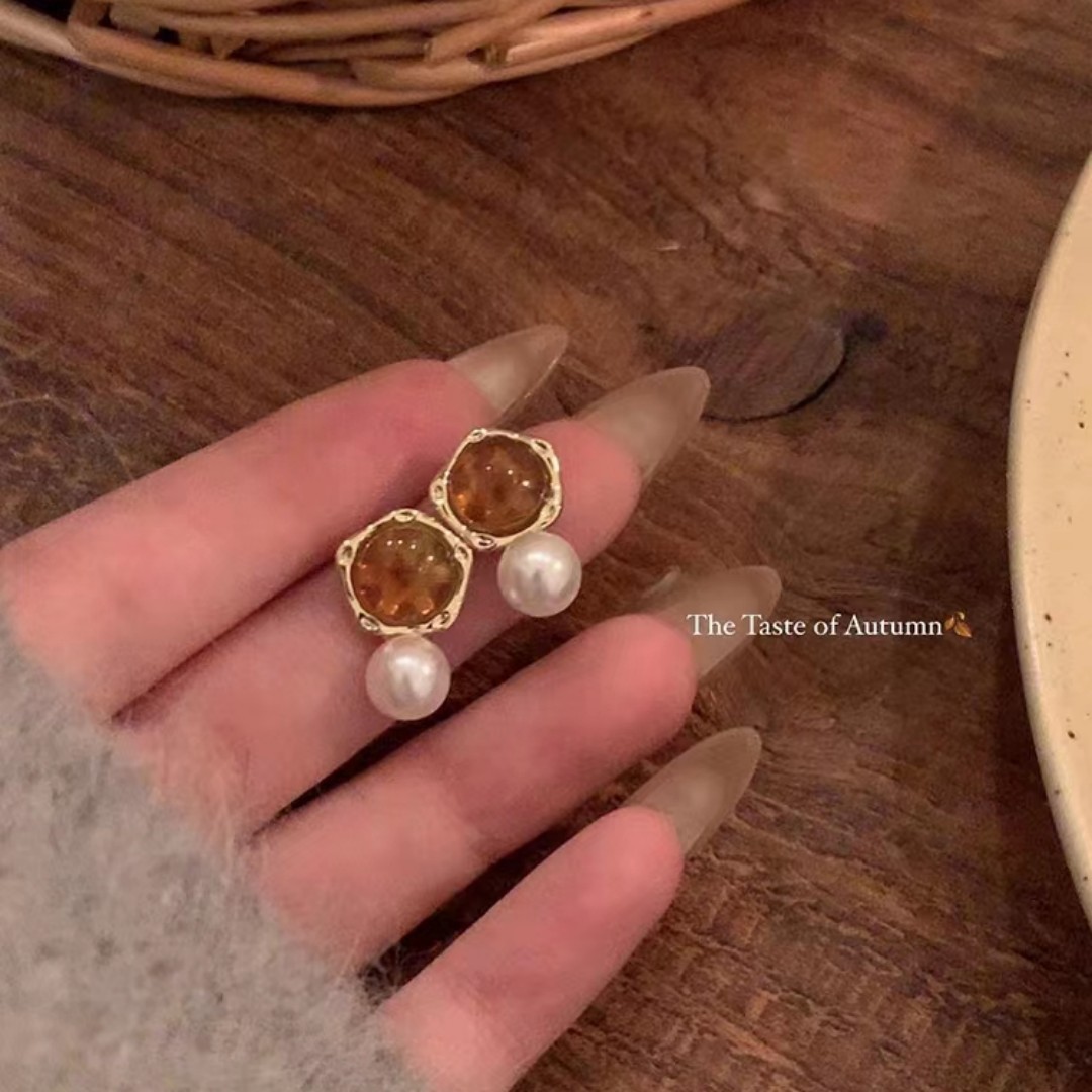 Maillard retro style stud earrings for women in autumn and winter, simple and elegant 2025 new bestsellers, exquisite, small and versatile earrings full figure