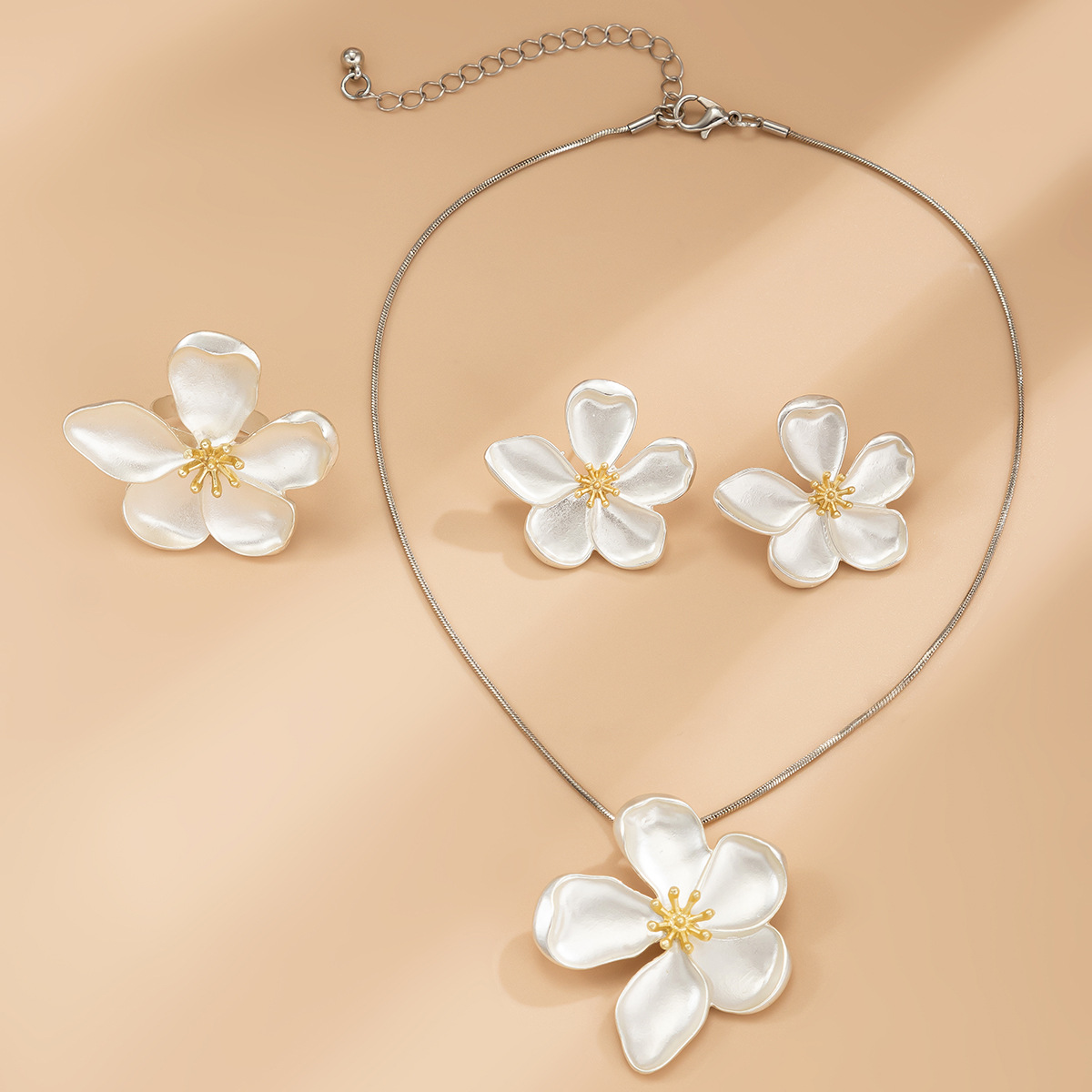 European and American cross-border jewelry, rolled-edge five-leaf flower stamen snake chain set necklace, fresh and simple copper chain, alloy collarbone chain Specification drawing