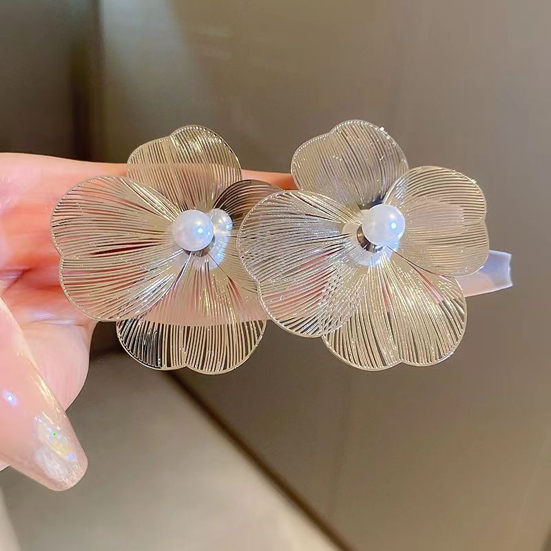 Exaggerated and unique floral pearl stud earrings for women, light luxury and niche design sense earrings, versatile and elegant, exquisite and fashionable earrings full figure