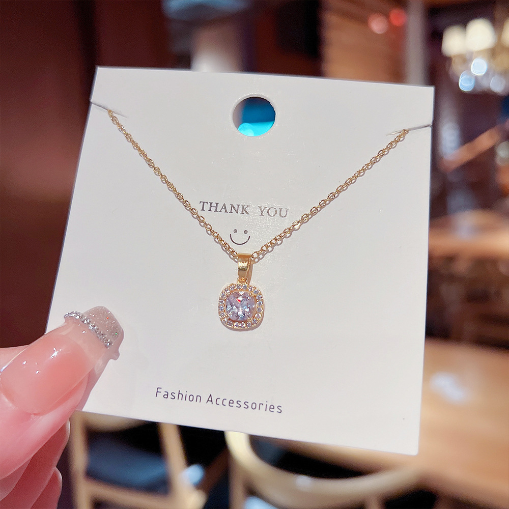 Titanium steel crystal pendant necklace for women with a light luxury and niche design sense, ins cold style collarbone chain, new trend in 2024 full figure