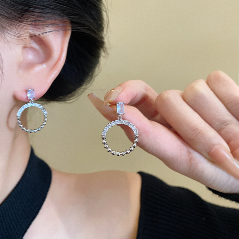 Exquisite super flash zircon geometric circle earrings, exuding a feminine charm and a sense of sophistication. Exaggerated stud earrings, a unique and retro style, are popular online earrings details Picture