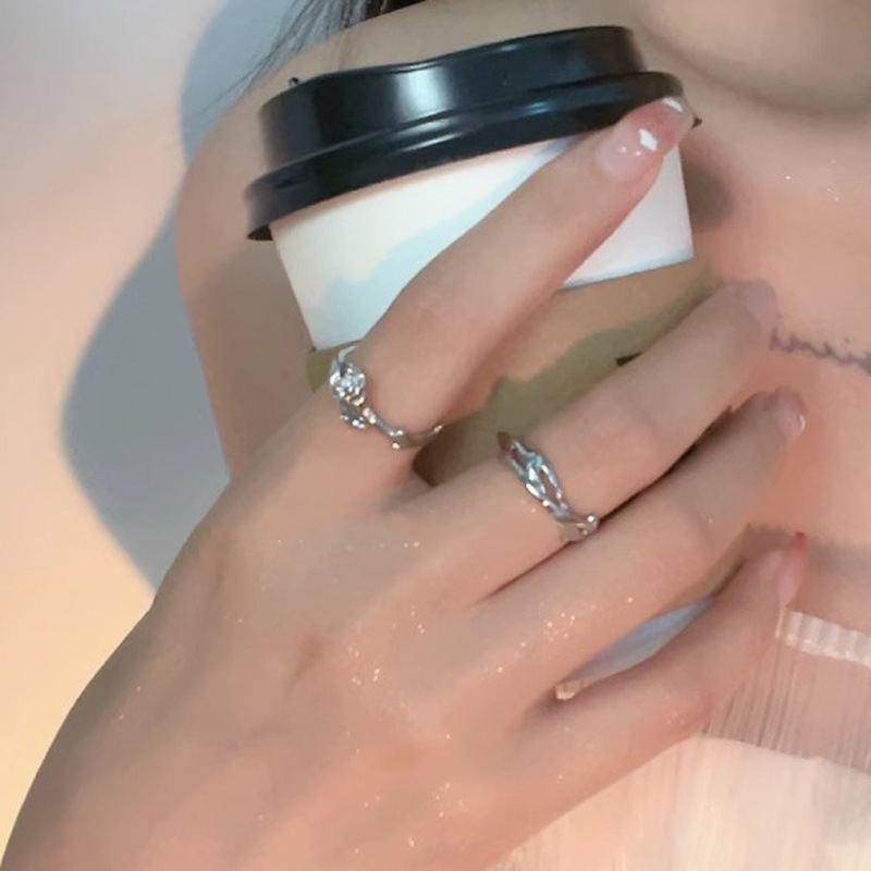 The Thorns Rose simple open ring is a niche design for women, exuding a sense of sophistication, individuality, fashion and light luxury, and is an ins style ring Application Scenario