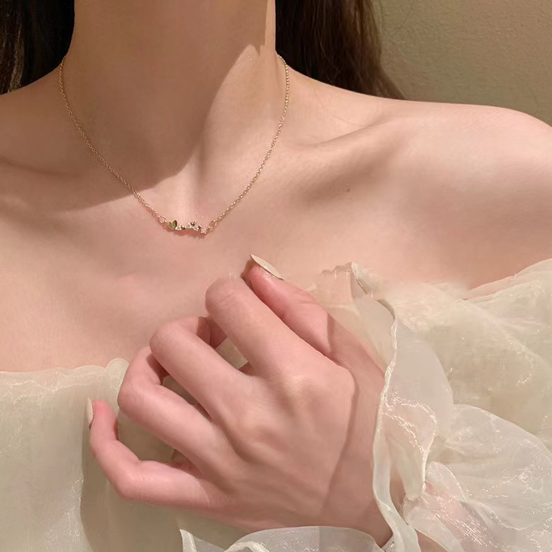 A row of heart-shaped zircon necklaces for women in summer, with a unique and ethereal collarbone chain feel, exuding a unique and elegant charm Specification drawing