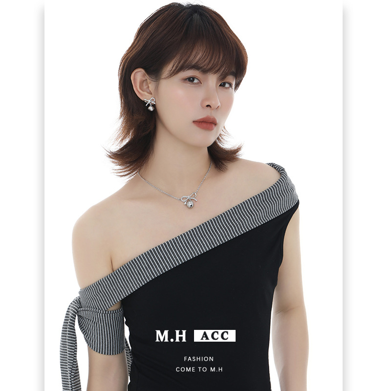 Original design bow bell necklace accessory for women, light luxury, versatile, high-end, fashionable and exquisite new collarbone chain details Picture