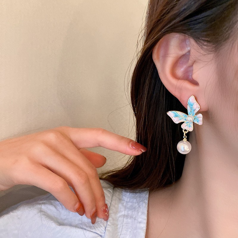 French retro oil painting style butterfly pearl stud earrings, artistic ancient style earrings, high-end design accessories for women details Picture
