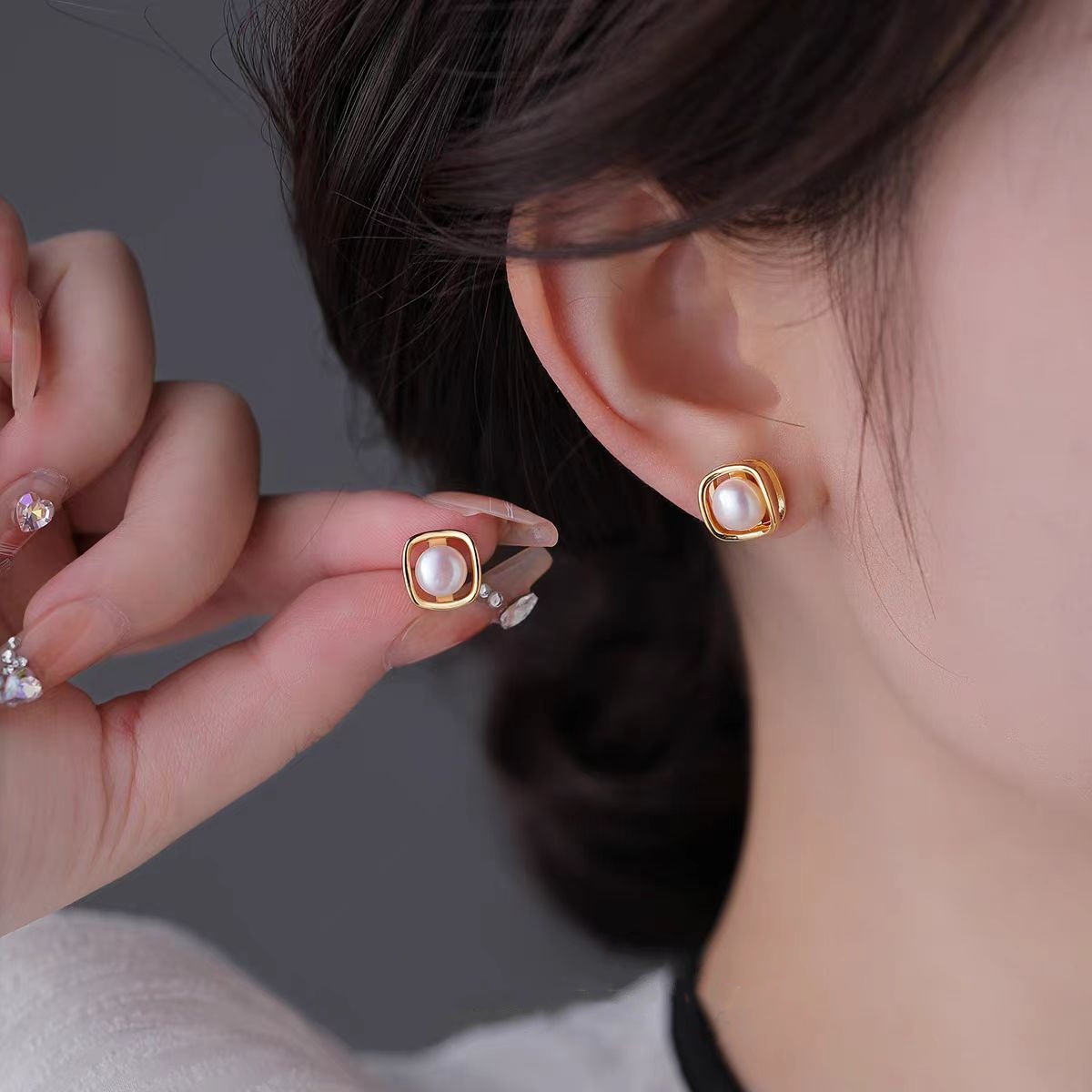 Simple and fashionable geometric pearl stud earrings, a new bestseller in 2025, with a unique design sense. Women's rare and versatile earrings for summer full figure