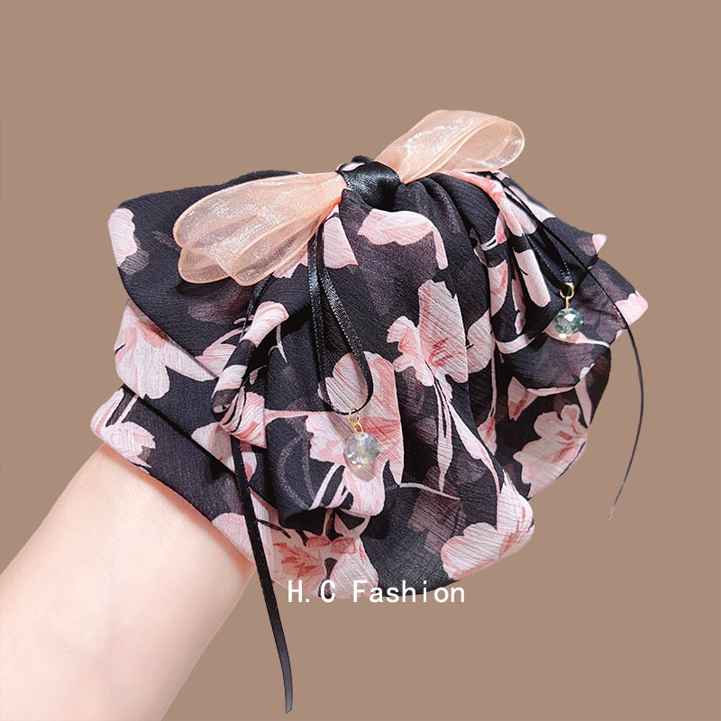 A new, elegant and sweet bow floral grabber with a gentle and refined style. It features a small ponytail at the back and a shark clip hair accessory Application Scenario