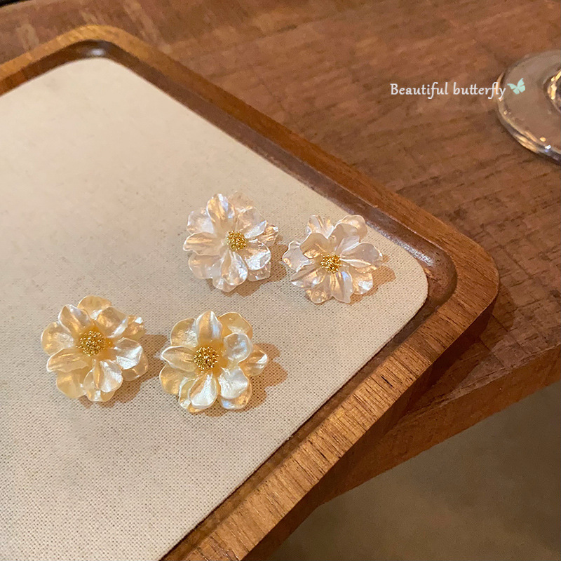 Light luxury camellia stud earrings for women, Korean Internet celebrity style earrings, 2025 new bestseller, high-end and niche earrings Application Scenario