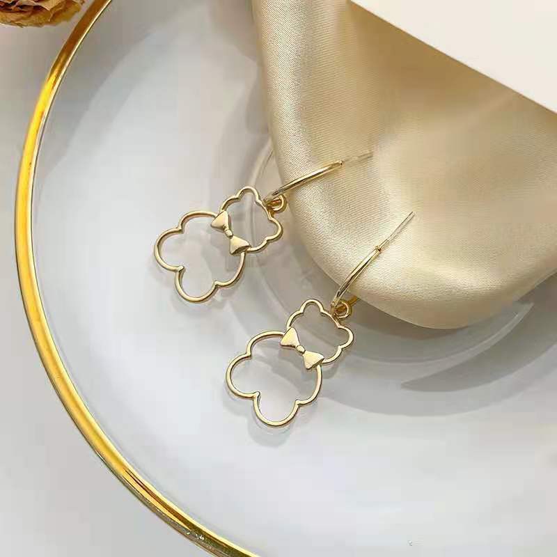 New trendy and versatile Korean hollowed-out bear earrings, simple and versatile cute stud earrings, and trendy cold style earrings Application Scenario