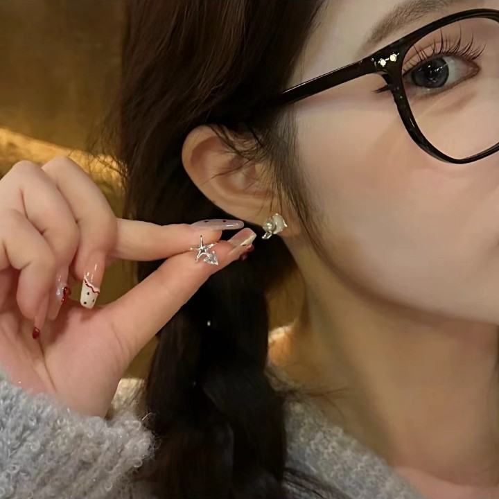 Exquisite and compact, with pearl conch stud earrings attached at the back, a new style for women in 2025, featuring a unique, light luxury and versatile everyday earrings full figure