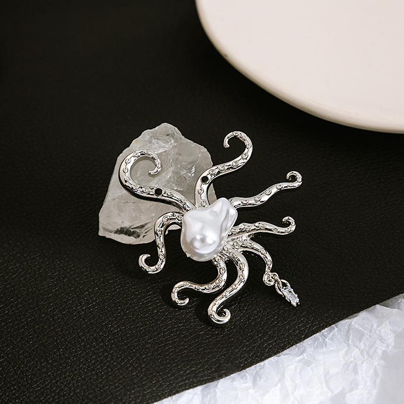 European and American metal octopus brooch, tropical ocean, Baroque pearl corsage, niche, light luxury and high-end accessory full figure