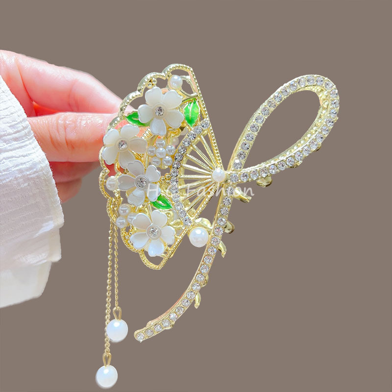 The new large-sized high-end diamond-encrusted fan-shaped pearl tassel gripper exudes an elegant charm. It is a shark clip for the back of the head Application Scenario