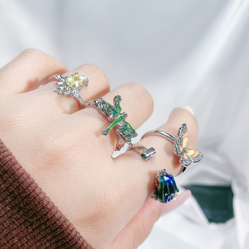 This retro and unique dragon-shaped irregular opening ring exudes a high-end feminine charm, is trendy and cool, and is versatile. It is an exquisite index finger ring Application Scenario