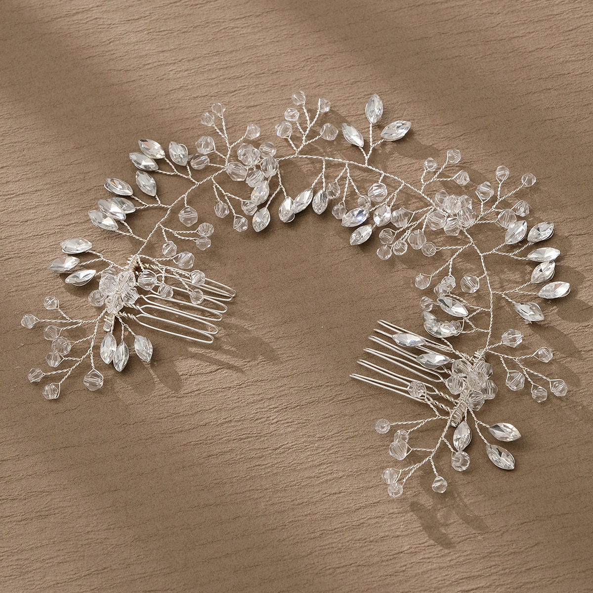 The Korean-style bride's elegant wedding hair accessories are exquisitely handcrafted. The side of the bangs is inserted with a light luxury pair of horse eye water diamond combs details Picture
