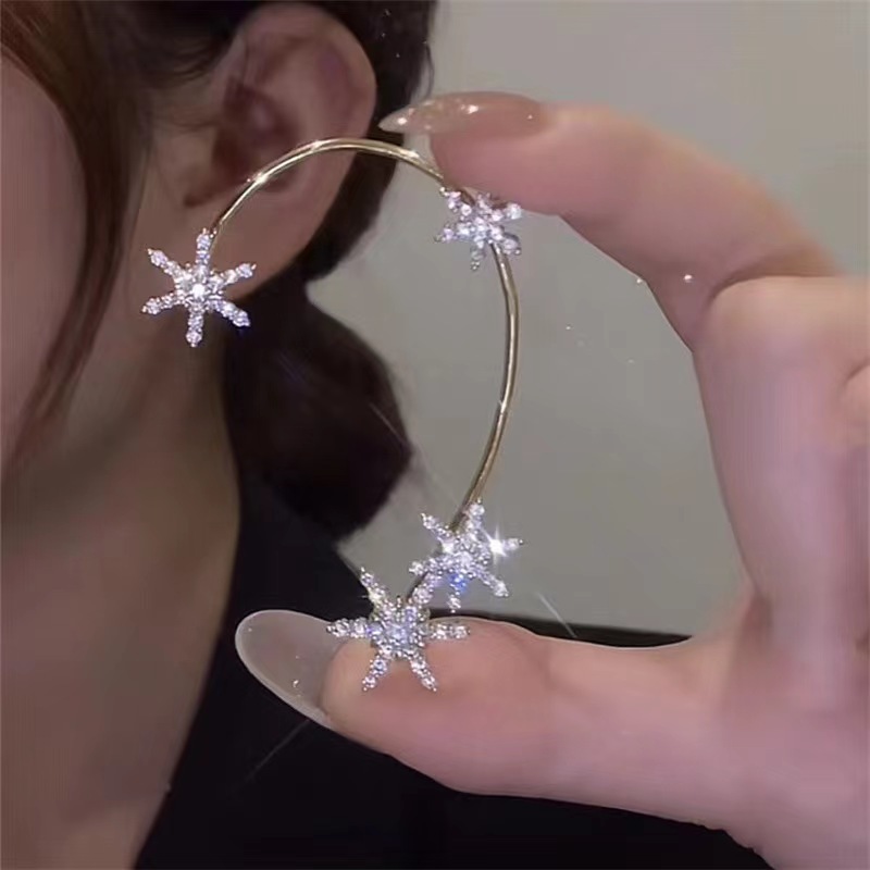 Light luxury high-end sparkling diamond snowflake ear pendants for women, trendy Korean style on Instagram, elegant and fashionable, super fairy-like, no ear holes, ear clips and earrings full figure