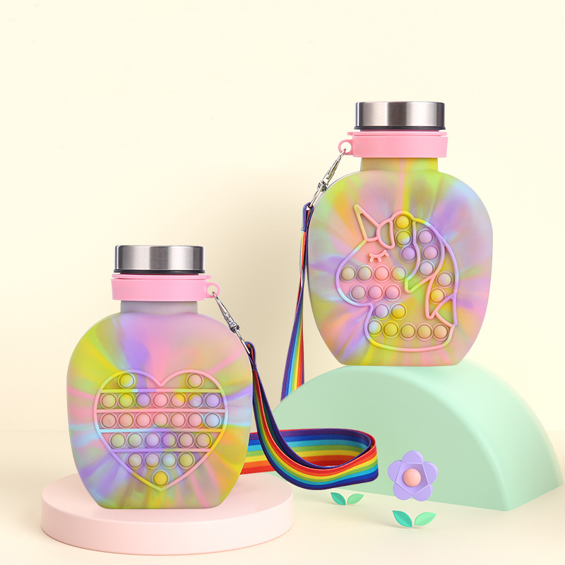 Cross-border folding silicone water bottle, diagonal cross hanging rope, portable water cup, children's educational pinch cup, press and play cup Specification drawing