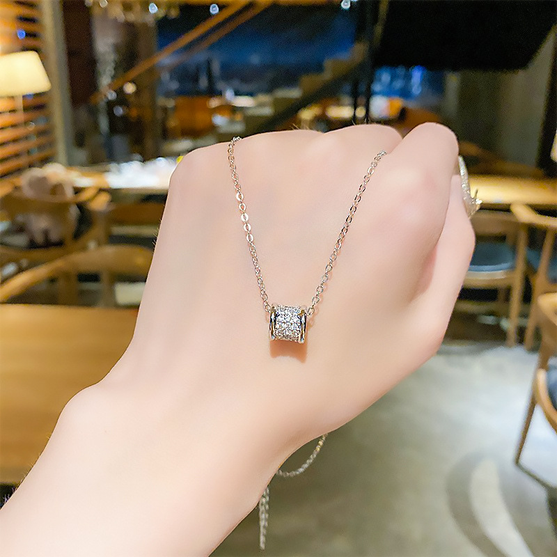 Fashionable Tongqin titanium steel necklace, unique and niche design, Korean-style sweet and elegant pendant, collarbone necklace for women full figure
