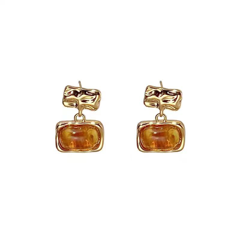 Who could not love it? Maillard amber earrings for autumn and winter, French retro, elegant and stylish, with a niche design and resin stud earrings Item Picture