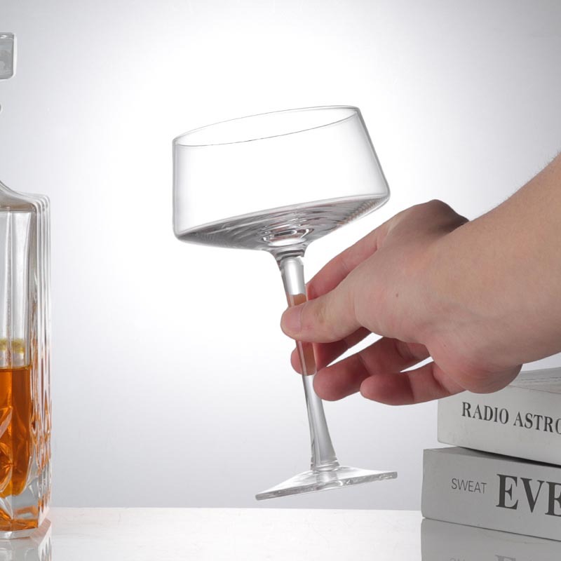 Creative Marguerite glass, cross-cut cocktail glass, home Martini glass, tall champagne glass, bar sparkling wine glass Application Scenario