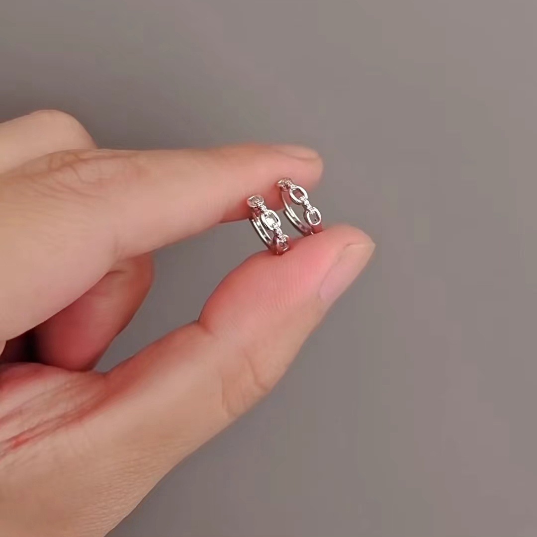 Hollowed-out plain ring micro-inlaid diamond ear loops are a niche design for women, featuring a simple and cold daily style. They are geometric ear bone stud ear loops and earrings Specification drawing