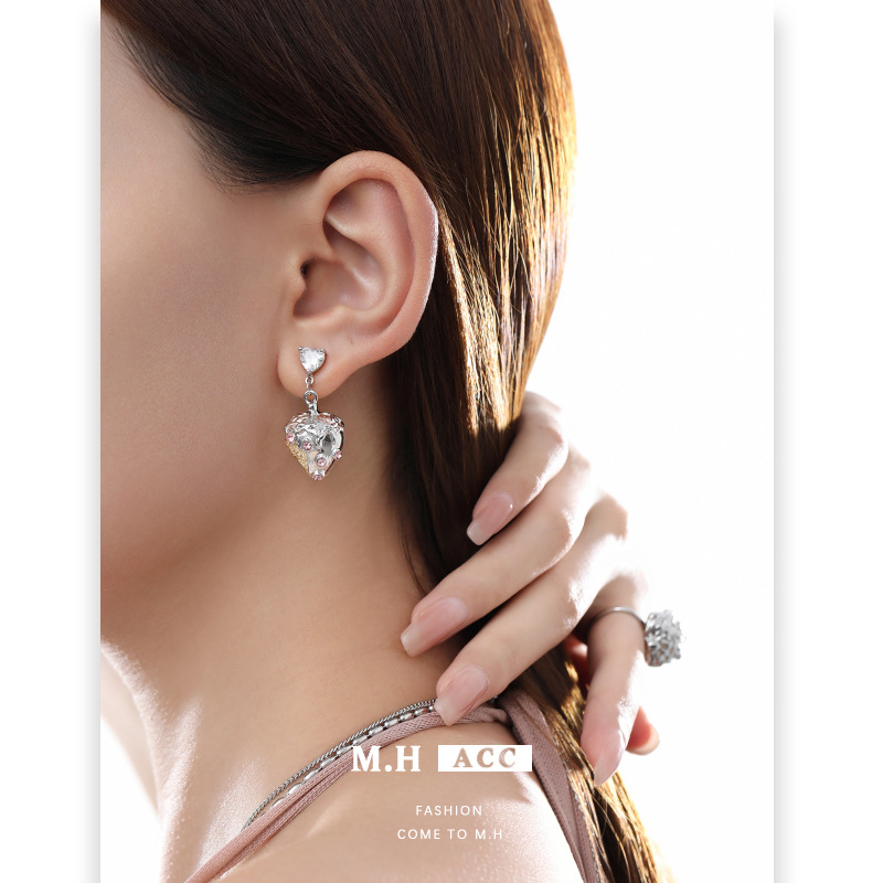 Original small pink diamond strawberry sweet style earrings, 925 silver needle high-end and elegant stud earrings, trendy and exquisite earrings Specification drawing