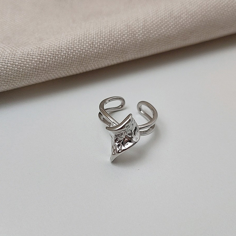 This is a minimalist European and American niche design ring with an adjustable opening. It features a cold and individualistic style for women and a sophisticated index finger ring Specification drawing