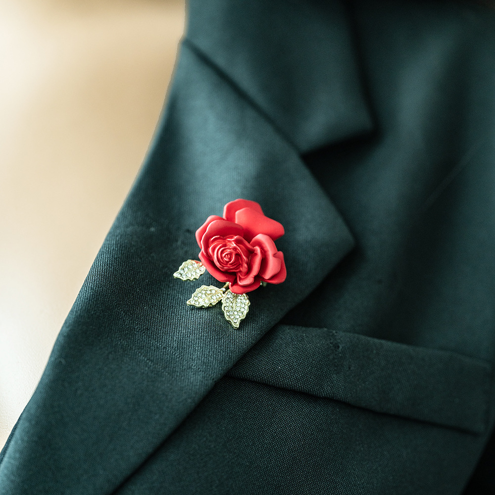 New fashionable and elegant style rose brooch, red camellia diamond-encrusted suit accessory dress brooch for women Specification drawing